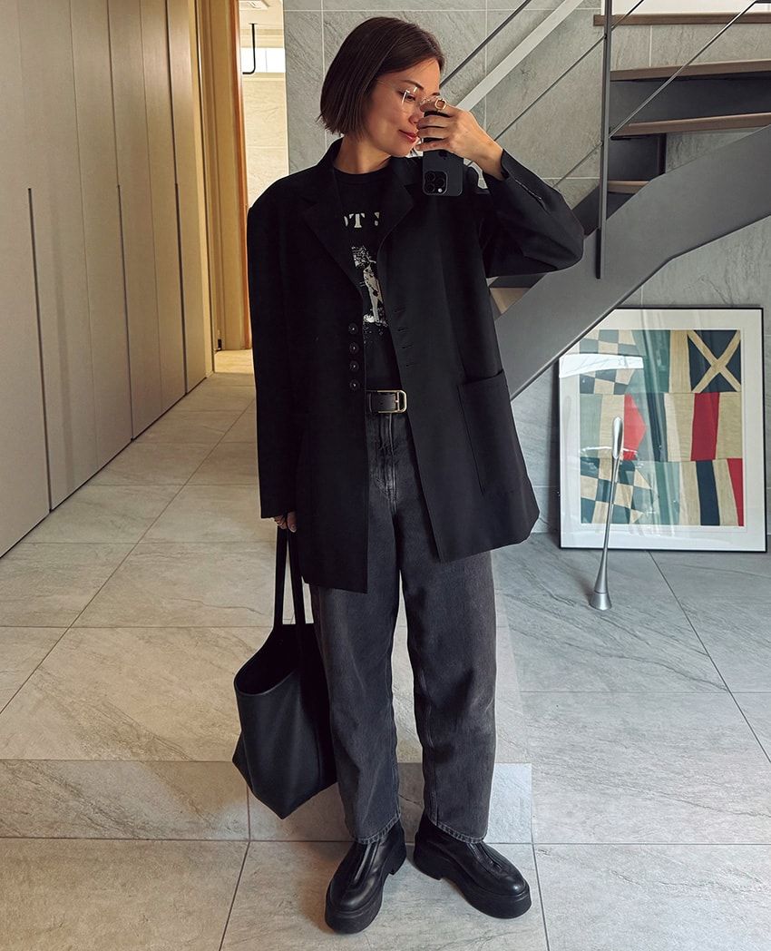 デニム＝コス　ジャケット＝ザ フランキーショップ　ブーツ＝ザ・ロウ