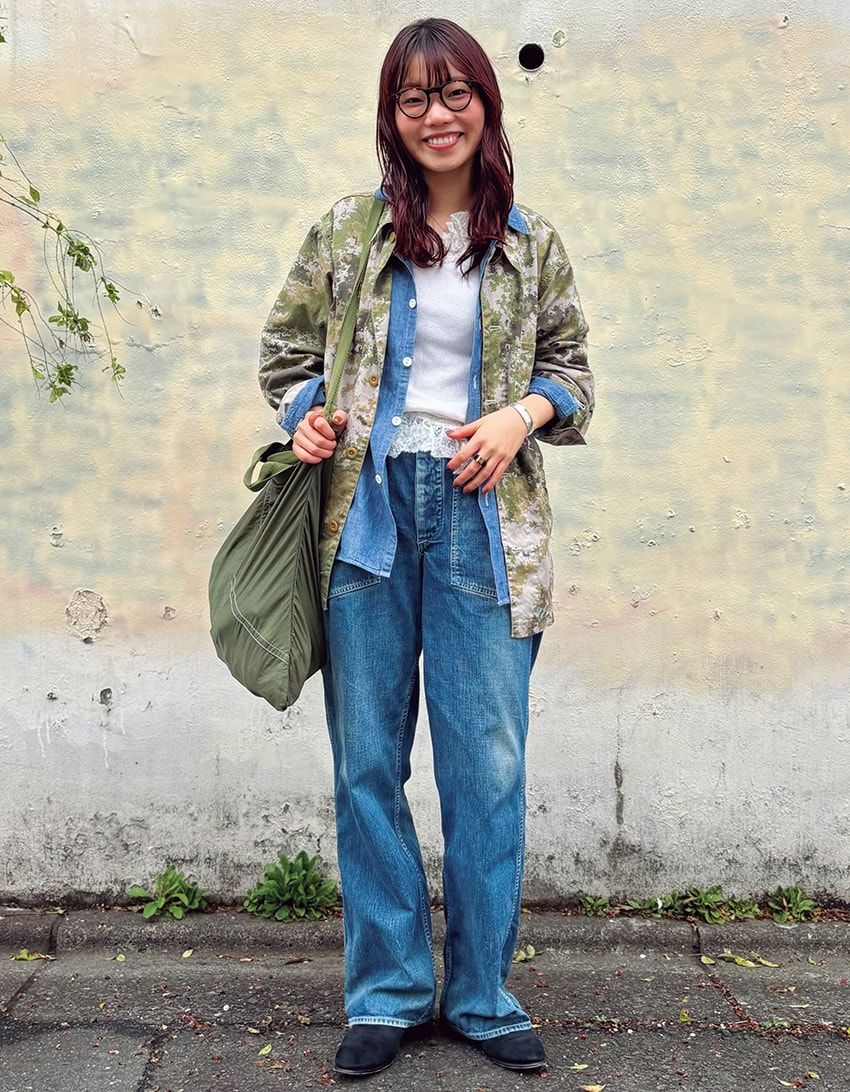 デニム＝バズリクソンズ×ビームス ボーイ　シャツジャケット＝ティーエスエス　シャツ＝バズリクソンズ×ビームス ボーイ　タンクトップ＝マチュアリー　靴＝チャムラ