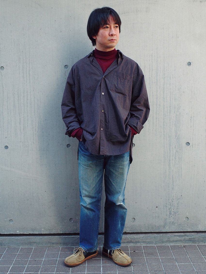 デニム＝リーバイス　シャツ＝ブラン ワイエム　ニット＝ジョン スメドレー　靴＝クラークス