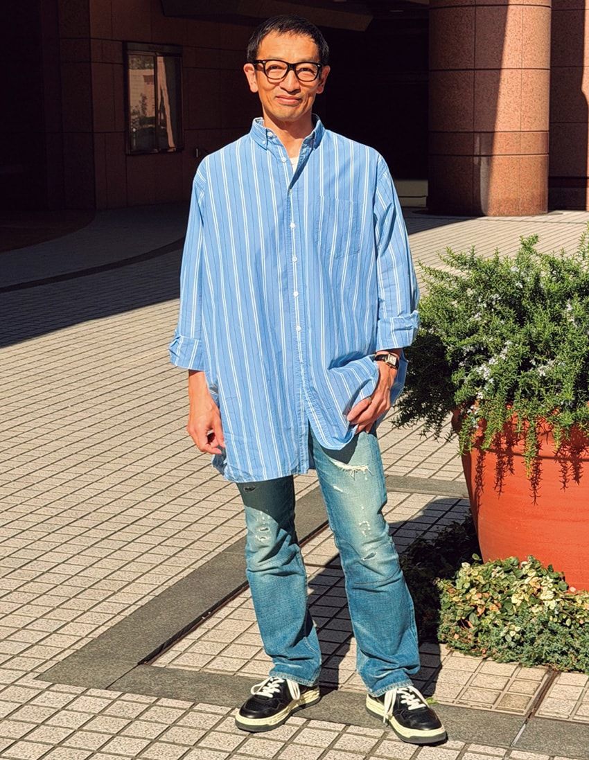 デニム＝ダブルアールエル　シャツ＝ノーク　スニーカー＝ミハラヤスヒロ × オートリー