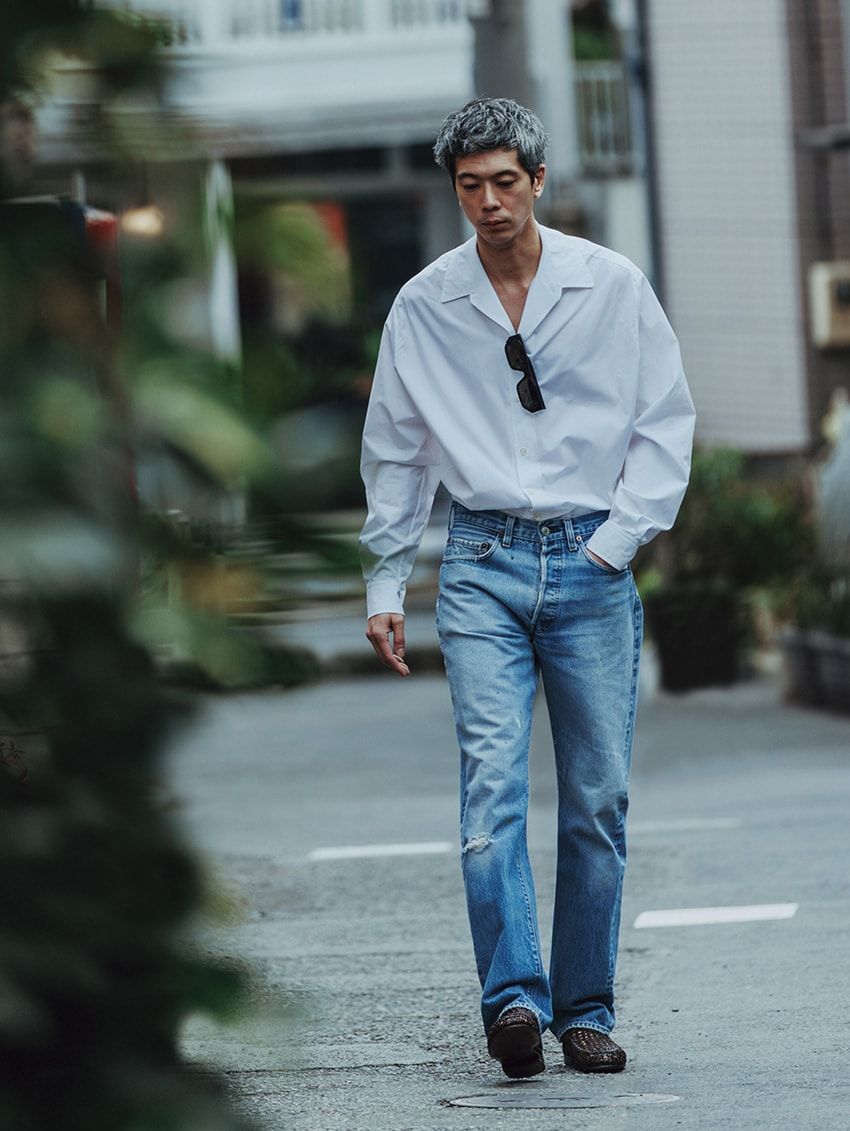 シャツ14万5200円［予価］、 靴28万9300円［予価］、サングラス5万1700円／すべてフェンディ（フェンディ ジャパン　0120-001-829）、デニム「501 REDLINE」5万4780円／ヴィンテージ（ベルベルジン　03-3401-4666）