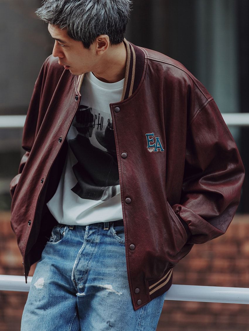 ジャケット30万8000円、Tシャツ3万9600円／ともにエンポリオ アルマーニ（ジョルジオ アルマーニ ジャパン　03-6274-7070）、デニム「501XX」28万3800円／ヴィンテージ（ベルベルジン　03-3401-4666）