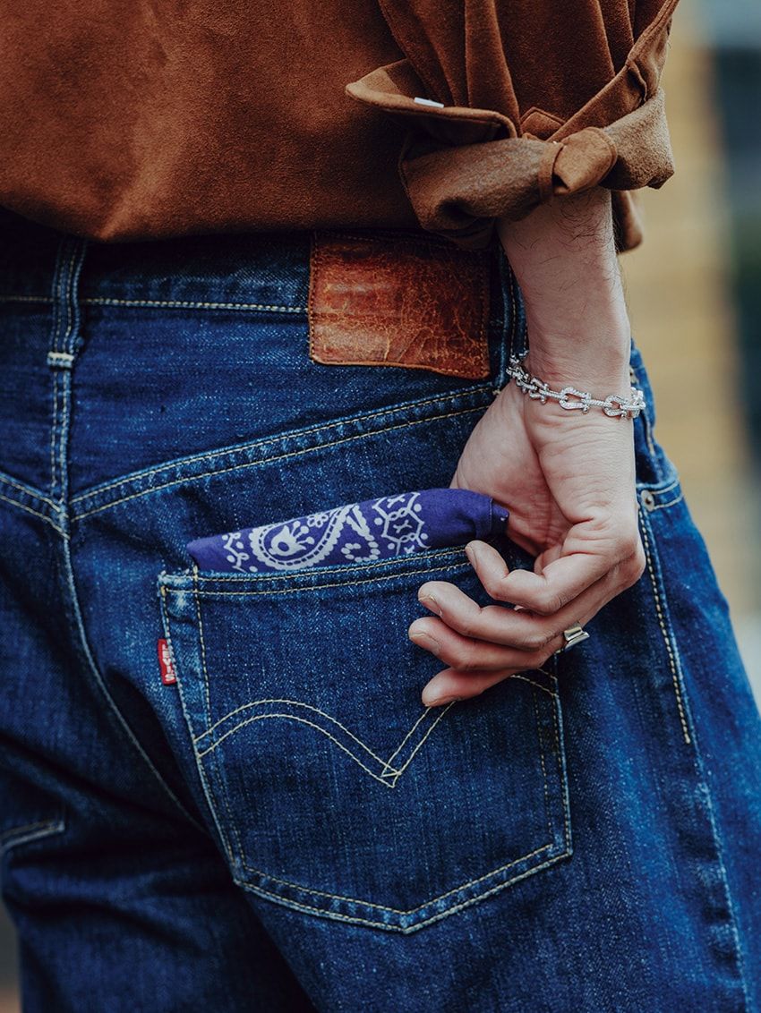 ブレスレット480万7000円［K18WG × DIA］、リング69万6300円［K18WG × DIA］／ともにフレッド　03-5635-7040、デニム「501XX 1SIDE 1947」275万円／ヴィンテージ（ベルベルジン　03-3401-4666）