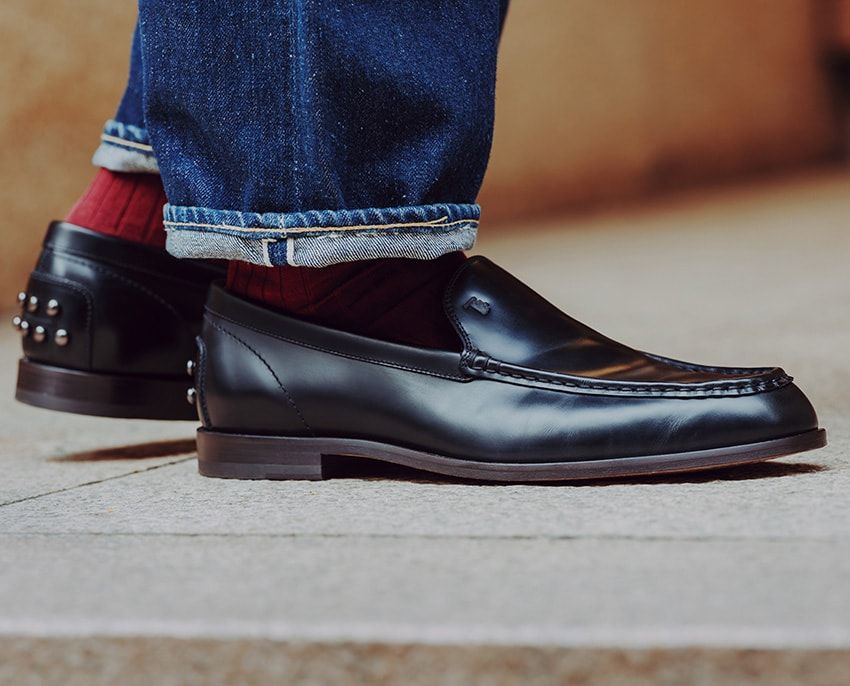 靴15万2900円／トッズ（トッズ・ジャパン　0120-102-578）、デニム「501XX 1SIDE 1947」275万円／ヴィンテージ（ベルベルジン　03-3401-4666）