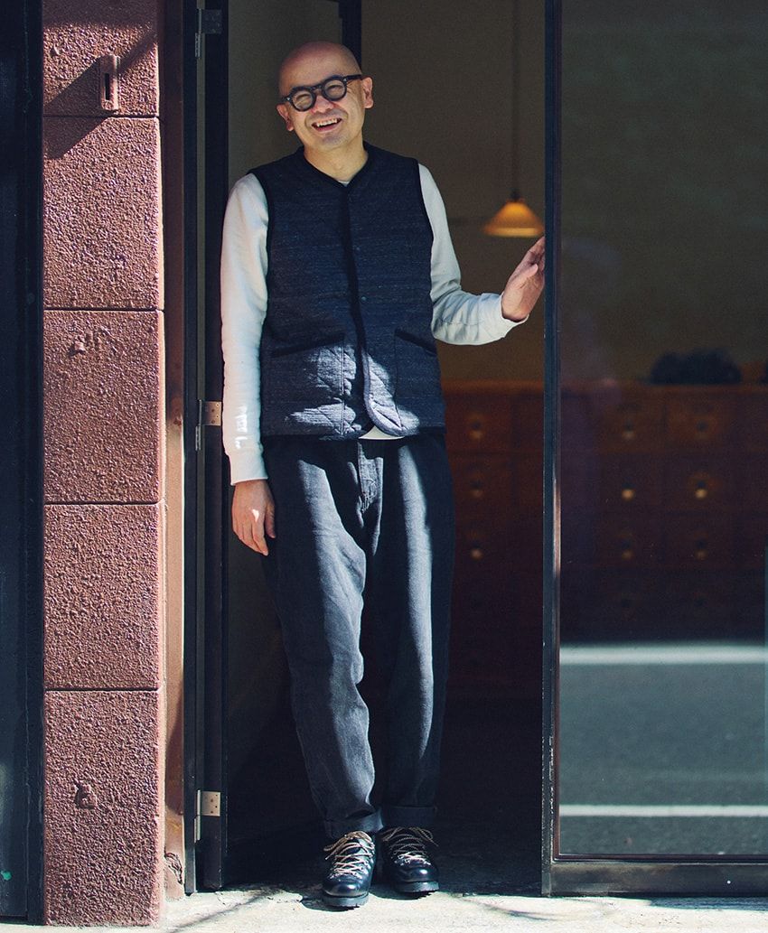 愛用はリーバイス「550」。森岡書店代表が語る「ほかに代えの利かない黒デニム」の懐の深さ - 1枚目の画像