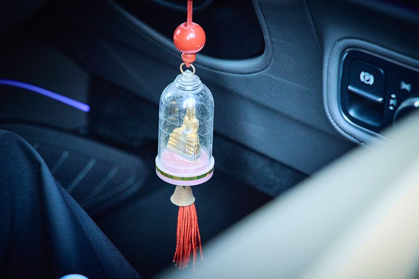 ステアリングの根元には、赤いキーホルダーらしきものを発見。長年懇意にしている、タイに住んでいるトレーナーから貰った、交通安全のお守りだという。「ずっとお世話になっていて。タイに行けてなくとも、毎年送ってくださるんです」吉成選手。