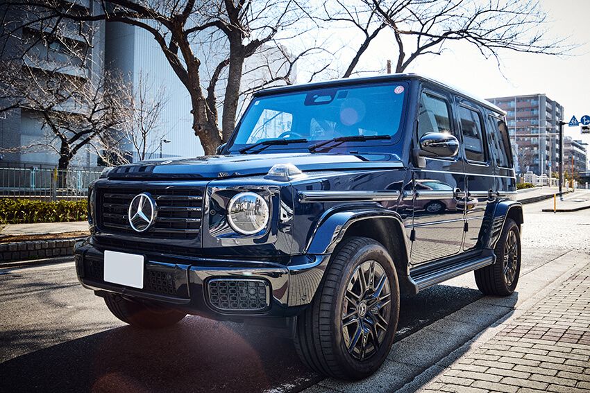 3.0L直列6気筒ディーゼルターボ＋ISG（マイルドハイブリッド）を搭載し、最高出力367ps・最大トルク750Nmを発生。9速ATとフルタイム4WDを組み合わせる本格オフローダー。全長約4670mm、車重約2.5tで、WLTC燃費は約11.7km/L。高い走破性とラグジュアリー性を両立したモデル。