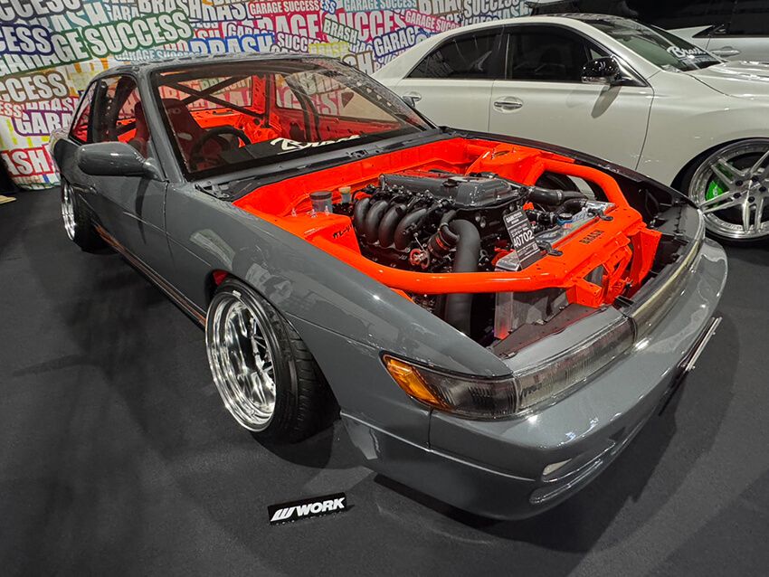 蛍光オレンジのサブフレームは、単に見た目だけの効果を狙ったものではなく、しっかりボディを支える機能も果たしています。  