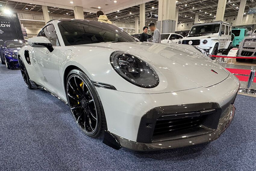 フロントスポイラーを筆頭にカーボンパーツがたっぷりと奢られています。