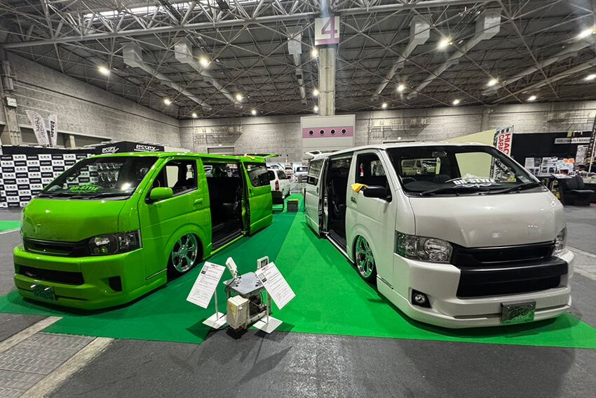 荷物をたくさん積んで移動する、という本来の目的を忘れていそうなハイエースです。 