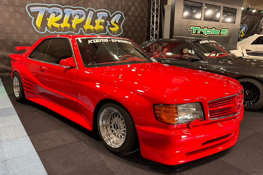 内装も真っ赤に染められた560SEC。グリルにはスリーポインテッドではなくケーニッヒ・スペシャルを示す「KS」エンブレムが鎮座しています。