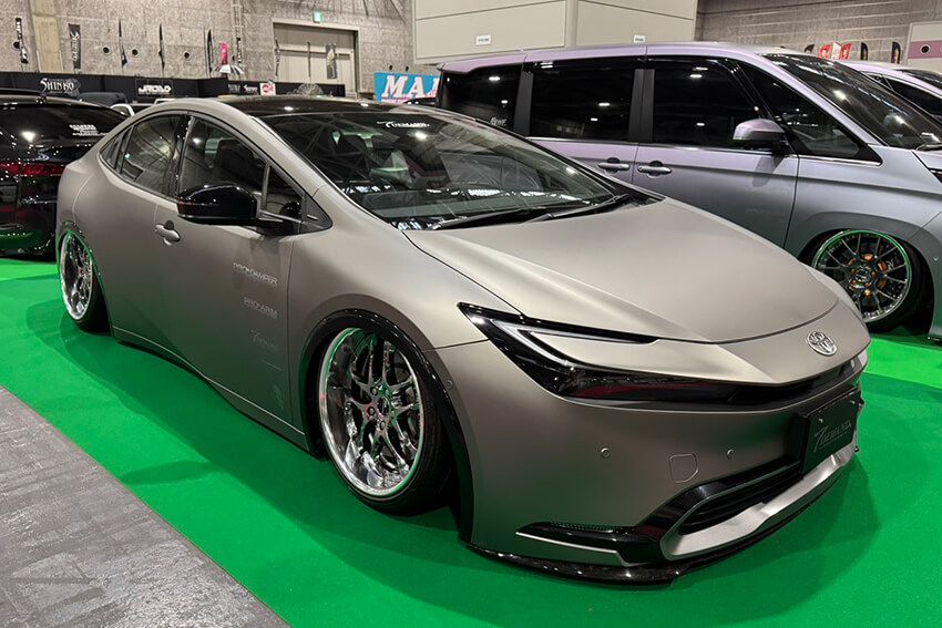 低く落とされたマットゴールドのボディにハの字のタイヤが収められています。