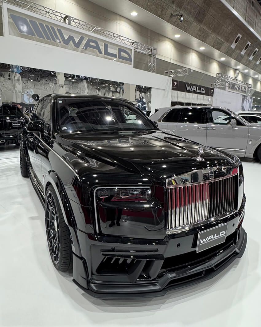 WALD（ヴァルド）さんのロールスロイス・カリナン。オールブラックコーデがとても似合ってます。