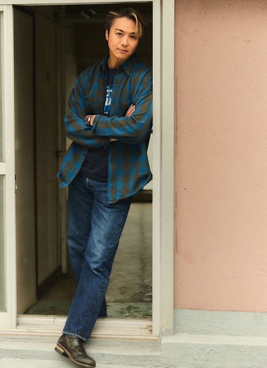 気持ちゆったりなバッファローチェックのネルシャツと、レイジ・アゲインスト・ザ・マシーンの「FUCT」Tシャツで青系にまとめ、大人らしく。テーパード入り、1950年代後半の「501XX」は、「太めではく年でもなく」と感じた矢先に購入。ネルシャツ4万2900円／ビッグ ヤンク（アール 柳橋　080-7024-4090）、デニム／リーバイス「501XX」（私物）