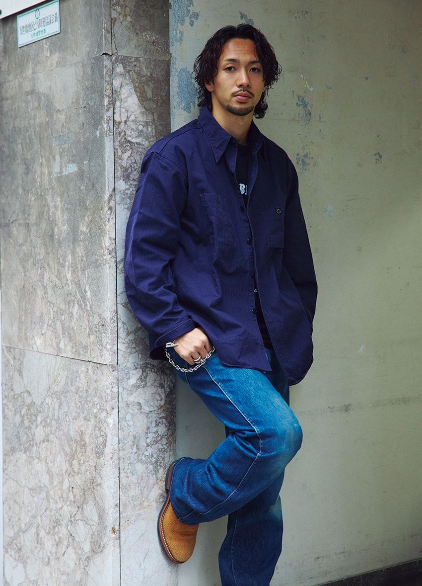 1940年代に実在した、ヴィンテージをリプロダクトしたヘリンボーンシャツ。肉厚でよりタフな仕様だ。合わせたデニムは、Gジャンとセットで購入したラングラーのもの。エンジニアブーツや「シェーヌ・ダンクル」で大人らしさを付与。ヘリンボーンツイルシャツ3万8500円／ビッグ ヤンク（アール 柳橋　080-7024-4090）、デニム／ラングラー「11MWZ」（私物）