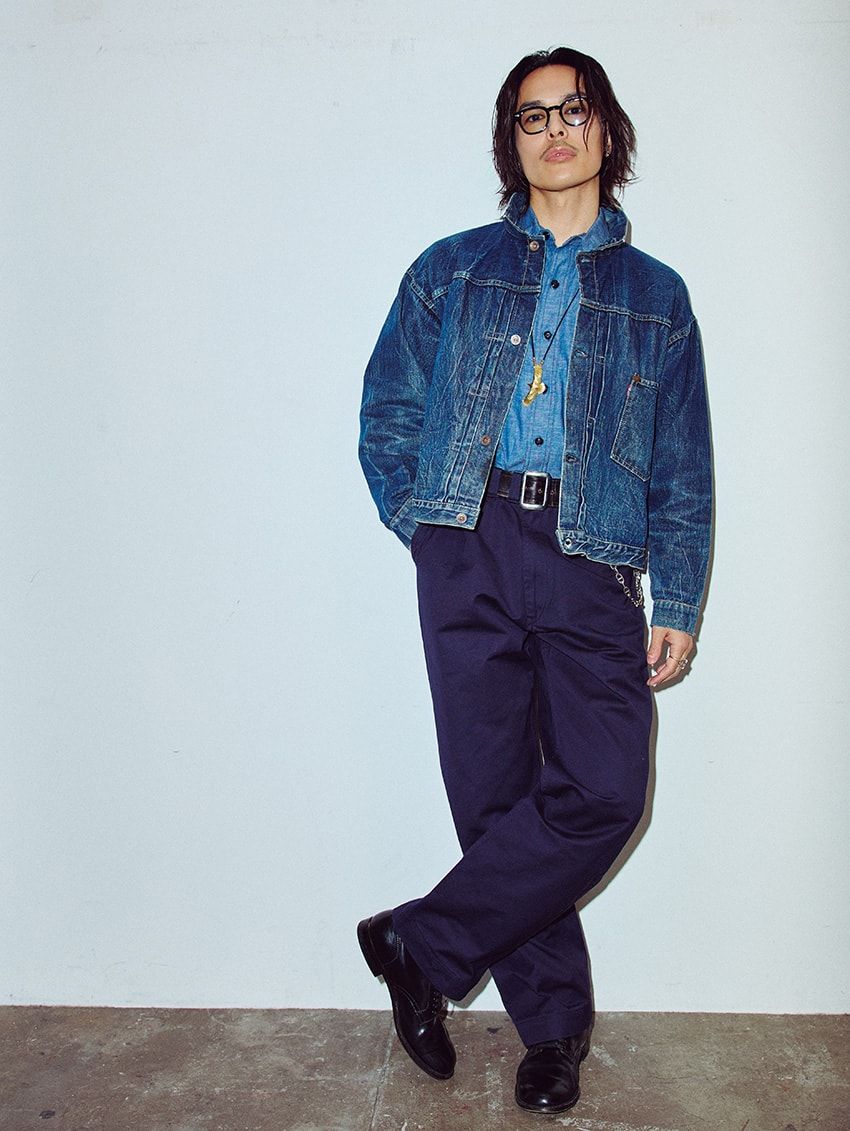 1950年代製のチノをベースに仕立てた、今季コレクションで唯一のボトムス。ワーク系に見られる、フロントに2本並ぶベルトループが特徴だ。上下ともにトーンを揃えた色使いでまとめて、洗練された大人のムードを添えた。チノパンツ4万1800円、中に着たシャンブレーシャツ3万5200円／ともにビッグ ヤンク（アール 柳橋d080-7024-4090）、デニム／リーバイス「S506XXE」（私物）