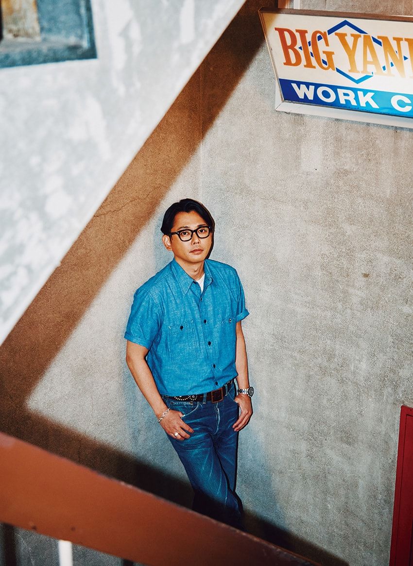 5年前に色落ちのない“真紺”状態で藤原さんから購入。 シャンブレーシャツを、タックインしてすっきりまとめ、袖を折り返してこなれ感を強調。上下を自然なブルートーンで揃えつつ、アクセサリーはシルバー系でバランスを取った。シャンブレーシャツ3万800円／ビッグ ヤンク（アール 柳橋d080-7024-4090）、デニム／リーバイス「501XX」（私物）