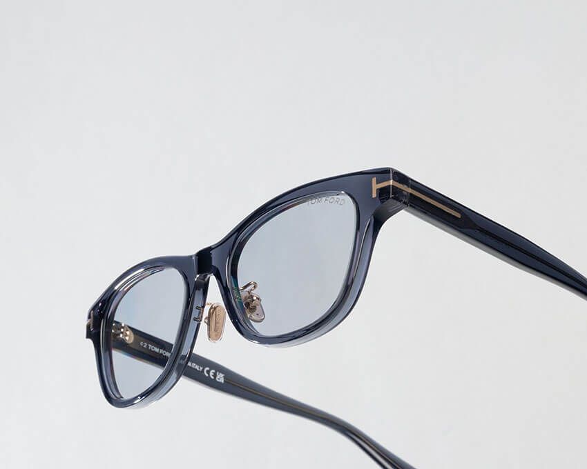 フレームの素材には、イタリアはマツケリー社のアセテートから、ネイビーモノカラーをセレクト。クラシックな表情とシックかつ新しさを感じるカラーがセンス良く同居した傑作だ。6万8200円／トム フォード アイウェア（ポーカーフェイス https://store.pokerface-web.com/Page/Feature/tfe.aspx)