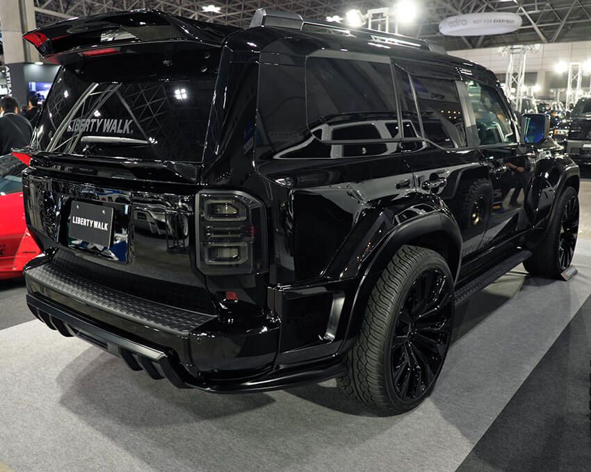 テールライトもフルスモーク化するなどブラックで統一。車が黒い金属の塊のように見える。