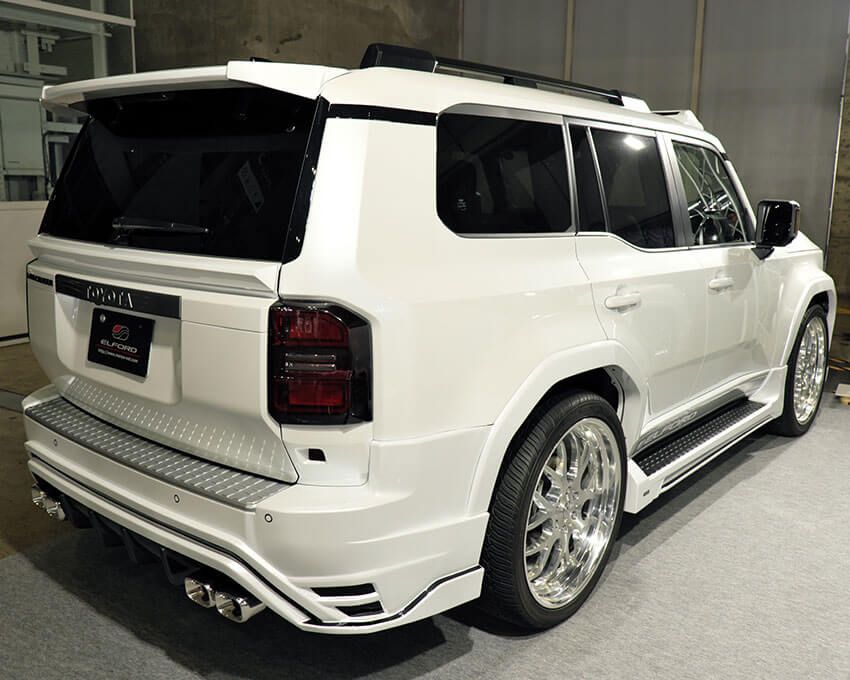 左右で異なるホイールを装着している（上の写真参照）が、いずれも同社ブランド「セレスティアル」の24インチ。