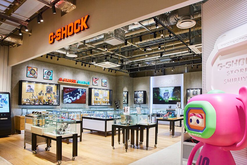 NIGO氏がデザインしたフィギュアの“Goro（ゴロー）”が出迎える同店では、Gショックの大定番から最新、コラボモデルなどを余すことなくラインナップ。スケボーやレコードなどを収めたボックス、壁面にかけられたエリック・ヘイズのアートなど東京のストリートカルチャーを牽引してきたブランドらしい演出も見どころ。