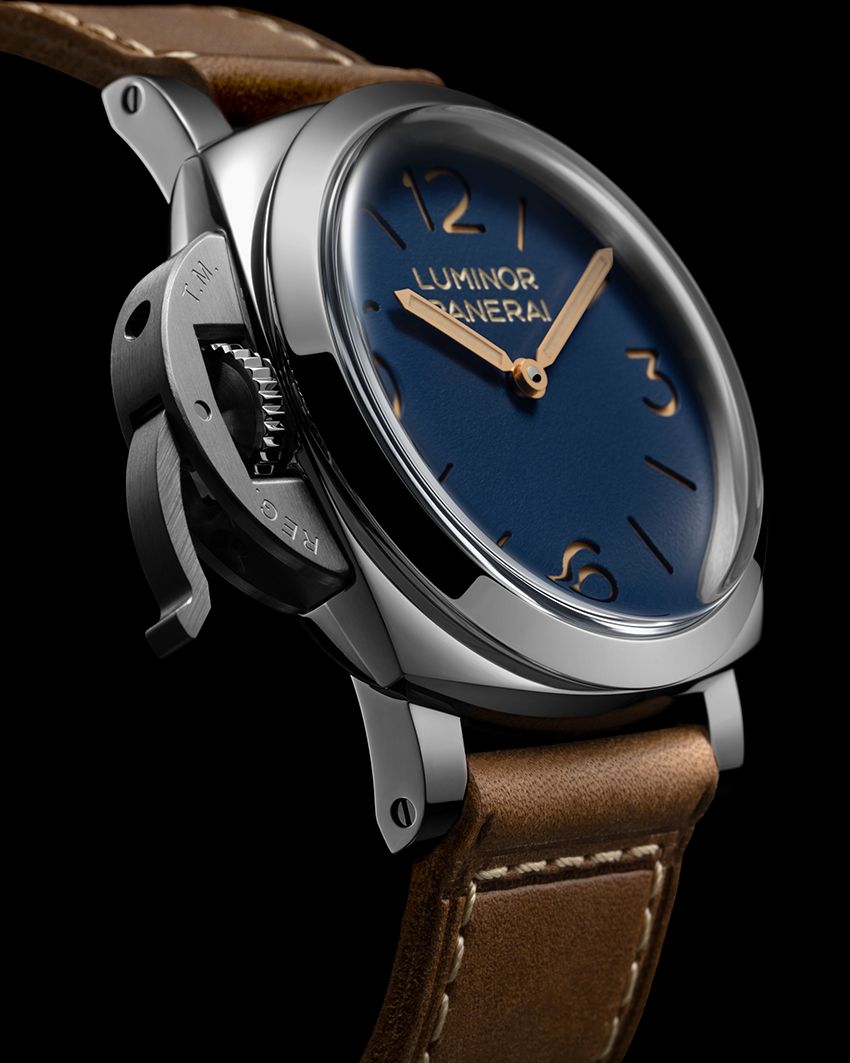 「ルミノール デストロ PAM01732」ポリッシュスチールケース、44㎜径、手巻き。ベージュのステッチが印象的なダークブラウンのカーフレザーのほか、ダークブラウンラバーのスペアストラップが付属する。こちらも30気圧防水。136万4000円／パネライ（オフィチーネ パネライ 0120-18-7110）