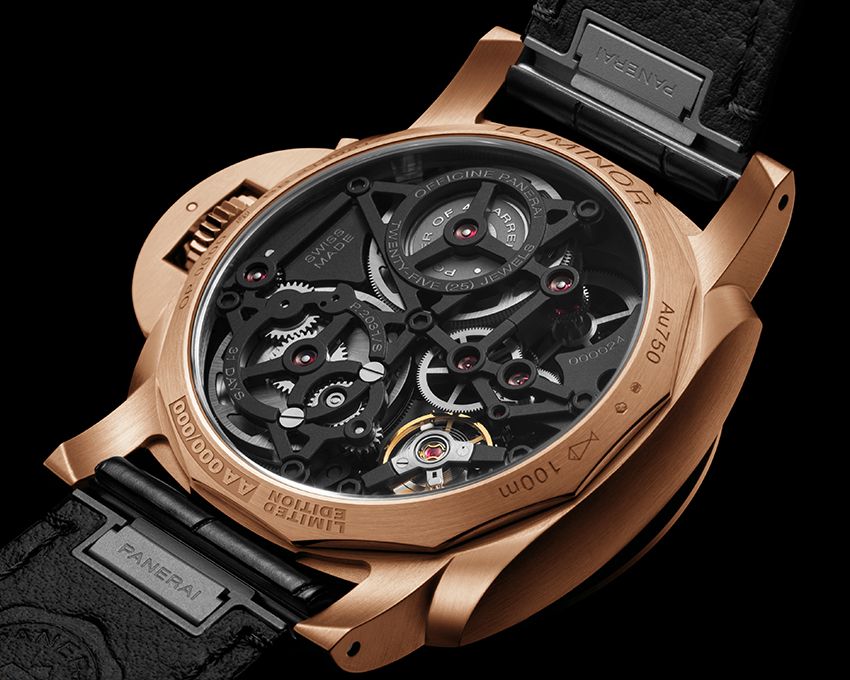 サファイアクリスタル製のケースバックから、新開発の手巻きムーブメントP.2031/Sが駆動する様子を望める。