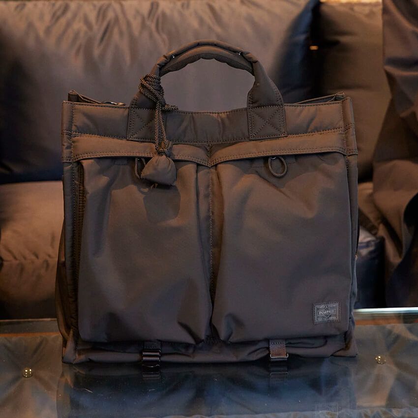 「センシズ トートバッグ（L）」7万5900円／ポーター（ポーター 表参道　03-5464-1766）