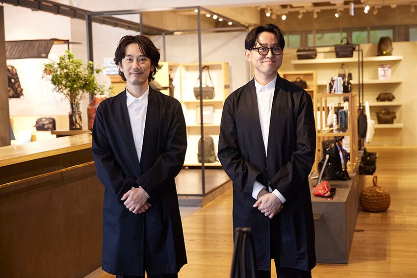 左_鈴木清貴さん●高級ホテルのコンシェルジュのごとき優雅な身のこなしと心地いい声質はゲストの落ち着いた買い物にひと役買う。それとはウラハラに普段着はストリートがベースでポーターも若い頃から知った仲