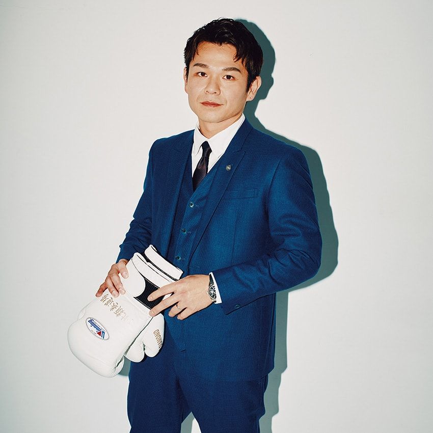 富世ホールディングス株式会社 代表取締役社長 綾部光希さん●1989年、福岡県生まれ。大学在学中にIT・通信事業を起業。その後2014年に富世グループに統合される。17年、富世ホールディングスの取締役に就任。20年より現職を務め、グループ会社全体の経営を管理している。人材派遣事業を中心に保育事業、コンサルティング事業、ICT事業など、時代のニーズに合わせたサービスを展開。「富世」の社名には「人を豊かにする富を生み出すことで、世の中をより良くしていきたい」という思いが込められている。1034.co.jp