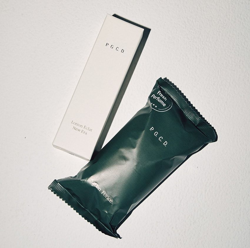 愛用するP.G.C.D.のソープ（右）と美容液。身体を鍛えることと同じく、仕事をするうえでは清潔感が大事だと考えている。