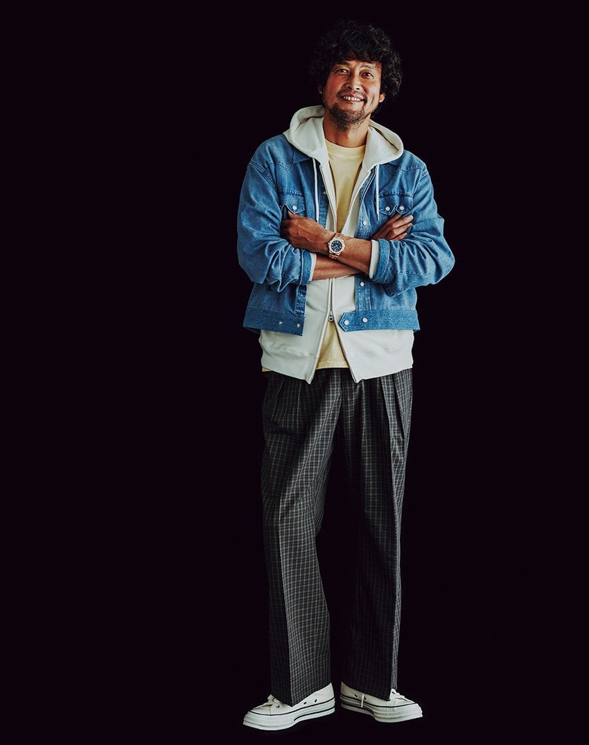 腕時計1084万6000円／ショパール（ショパール ジャパン プレス　03-5524-8922）、デニムジャケット3万3000円／リーバイス ブルータブ、Tシャツ4400円／リーバイス（ともにリーバイ・ストラウス ジャパン　0120-099-501）、パーカ2万6400円／モクティ（ユナイトナイン　03-5464-9976）、パンツ4万1800円／ニート（にしのや　03-6434-0983）、スニーカー1万3200円／コンバース　0120-819-217