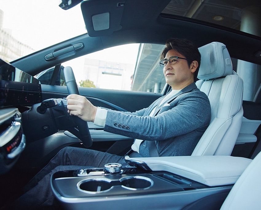 「いやぁ、しかし静かでラウンジみたいな空間です。乗り心地もしっとりで、これぞアメリカンラグジュアリー。アクセルを踏み込むとスッと前に出る。静かなのに力強い、このギャップが面白い」。