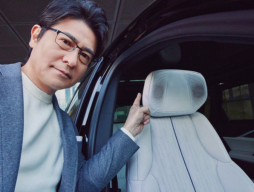 「ヘッドレストのスピーカーがAKGなんですけど、これがいい。静粛性が高いクルマだから音の質がしっかりわかるんです。普通のカーオーディオって前から鳴るイメージですけど、ヘッドレストから音が出ると音に包み込まれる感じで、空間全体で音楽を聴いている感覚。静かなEVだからこそ、AKGサウンドの良さが際立つと思います」。