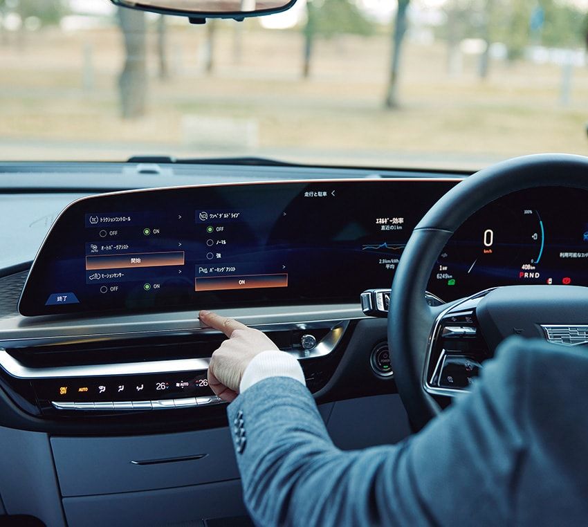 「面白いなと思ったのが操作の考え方です。シートヒーターとかベンチレーションの操作系はドア側に集約されている。座ったまま自然に手が届く場所にまとまっているんですよね。さらに目の前には33インチの湾曲ディスプレイ。9K相当の解像度で情報も見やすい。先進的なのに操作は直感的に感じました」。