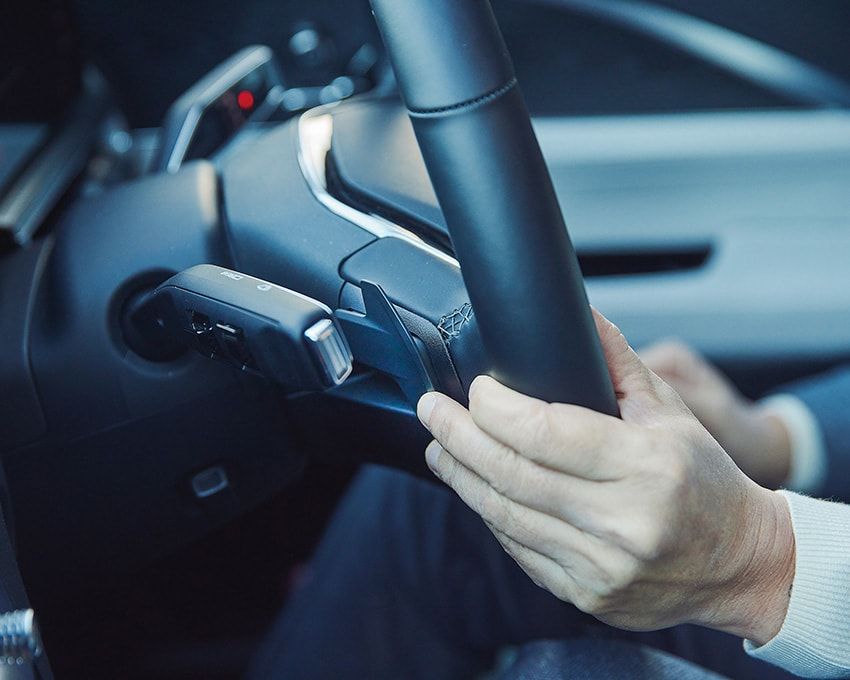 「面白いのは、右側にパドルがないところ。パドルは1個で十分っていう考え方なんです。しかも段階式ではなく無段階。握る強さで減速を自然にコントロールできる。EVはワンペダルに頼るクルマが多いですが、これはドライバーがクルマを操る感覚がちゃんと残っている。僕はこの操作性、かなり好きですね」。