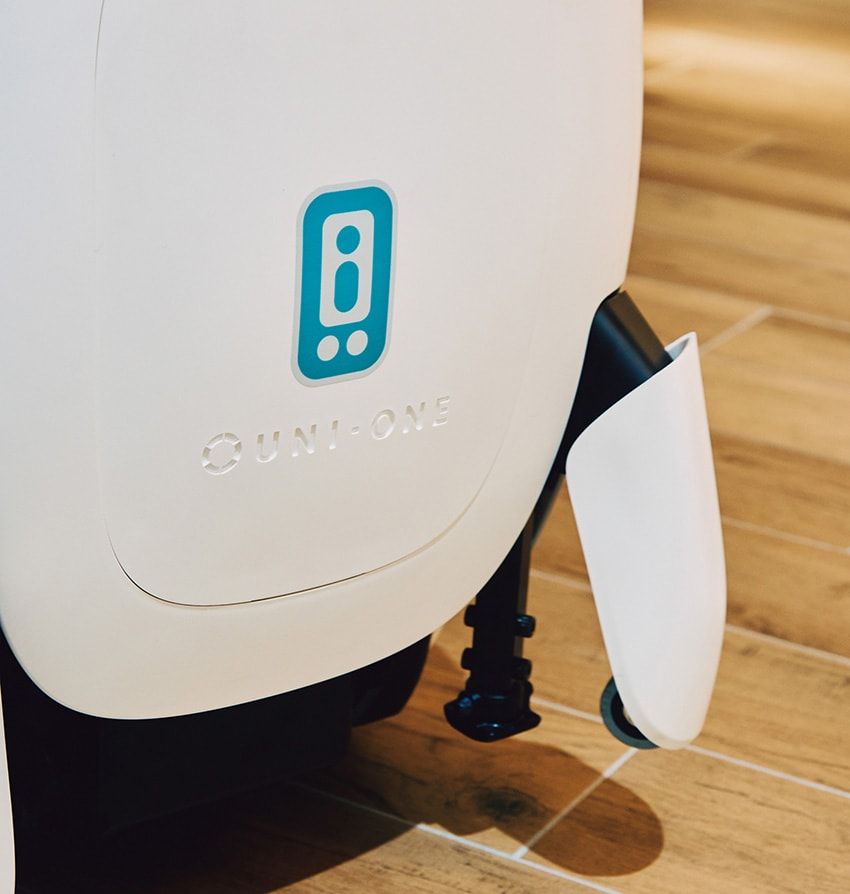 移動時には本体が地面から浮き上がるかのように“背伸び”する。だから立位者と目線が近づく。さらに中央部にある2輪の車輪を隠すようなデザインも見事だ。