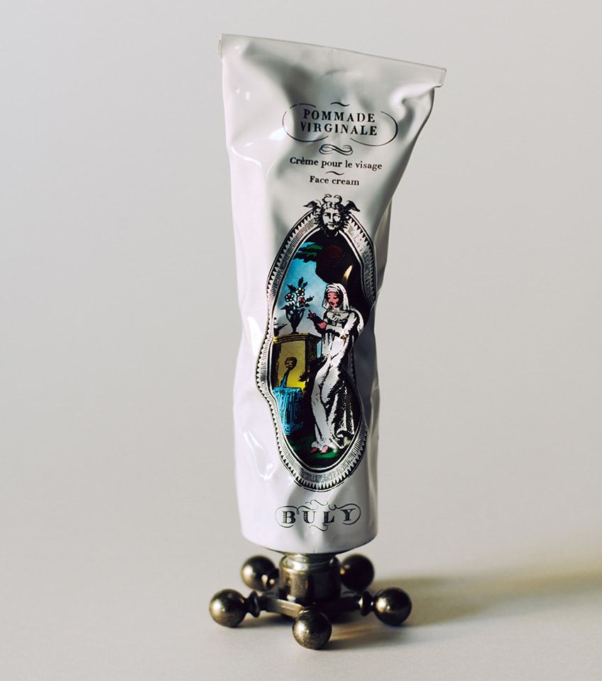 スイートアーモンドオイル、セサミオイル、シアバターを配合。洗顔後のスキンケアに最適。キャップはアンティークの蛇口からインスパイアされた形状でチューブが開閉しやすくなる。「ポマード・ヴィルジナル」75g 6820円、「ロビネ キャップ」1100円／ともにオフィシーヌ・ユニヴェルセル・ビュリー（ビュリージャパン　0120-09-1803）
