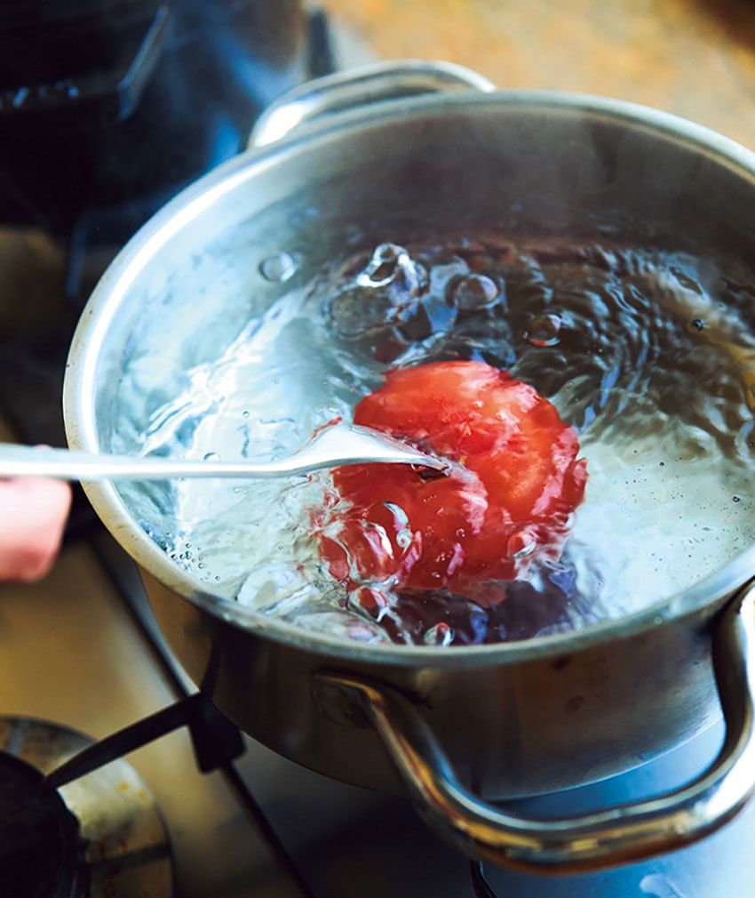 トマトの湯むきは長めの“フォー”クに刺して熱湯へ入れると手軽！