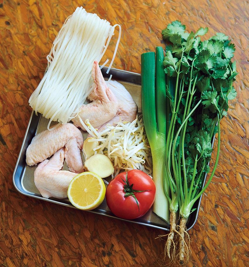 鶏とトマトの出汁が合うミウラ流「フォー」レシピ。アクセントには一味唐辛子を！ - 3枚目の画像