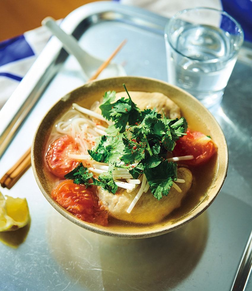 鶏とトマトの出汁が合うミウラ流「フォー」レシピ。アクセントには一味唐辛子を！ - 4枚目の画像