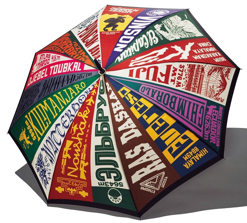 登山好きのラムダンがいつか登りたいと夢見ている、世界にある16の名峰のペナントをデザインし、コラージュしたパターン。傘各9900円。WORDS, SOUNDS, COLORS & SHAPES　03-6455-1847