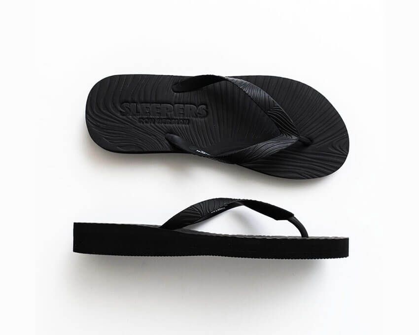 ヒールに厚みをもたせ、海やプールはもちろん、街歩きも余裕なクッション性を備える。8800円／スリーパーズ フォー ロンハーマン（ロンハーマン　ronherman.jp）