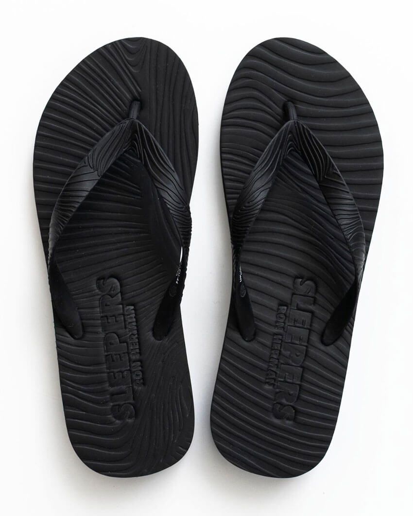 スリーパーズは、サーファーでもある創設者の「海の環境負荷を軽減したい」という想いからスタート。持続可能性と透明性のある生産背景にこだわり、自然と共存するプロダクトを提案し続けている。