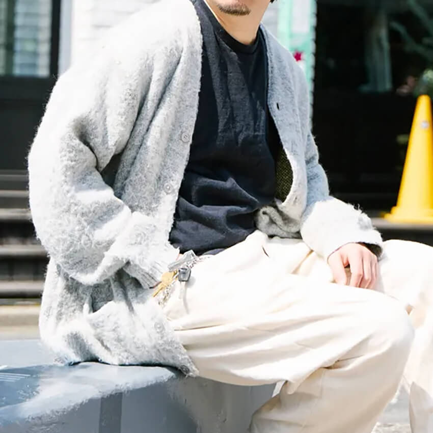 カーディガン派、ベスト派？ 春の優秀アウター、センスのいい大人の