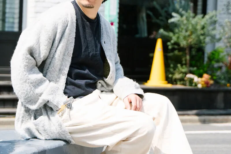 カーディガン派、ベスト派？ 春の優秀アウター、センスのいい大人の