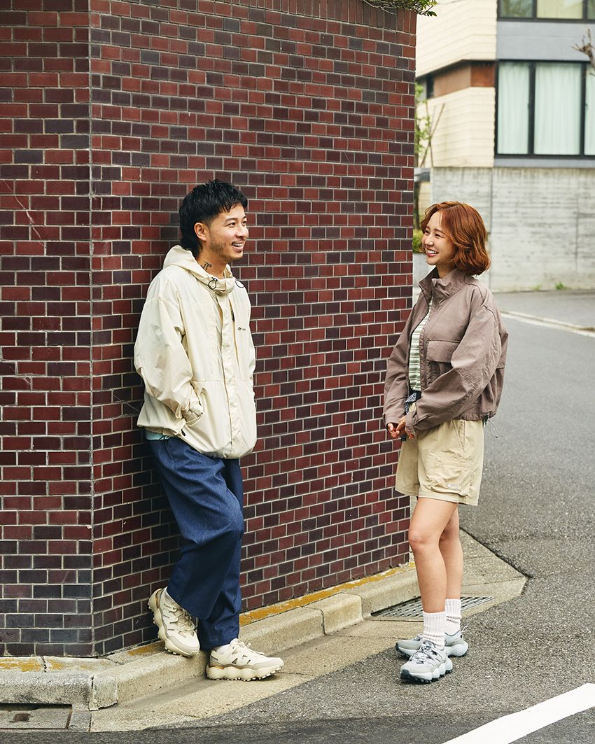 左：シューズ「スライブ リバイブ シャンダル」1万3970円、ジャケット 2万900円、Tシャツ5500円、パンツ1万5400円／すべてコロンビア、右：シューズ「スライブ リバイブ シャンダル」1万3970円、ジャケット 1万1000円、Tシャツ6050円、ショーツ 7150円／すべてコロンビア（コロンビアスポーツウェアジャパン　0120-193-803）