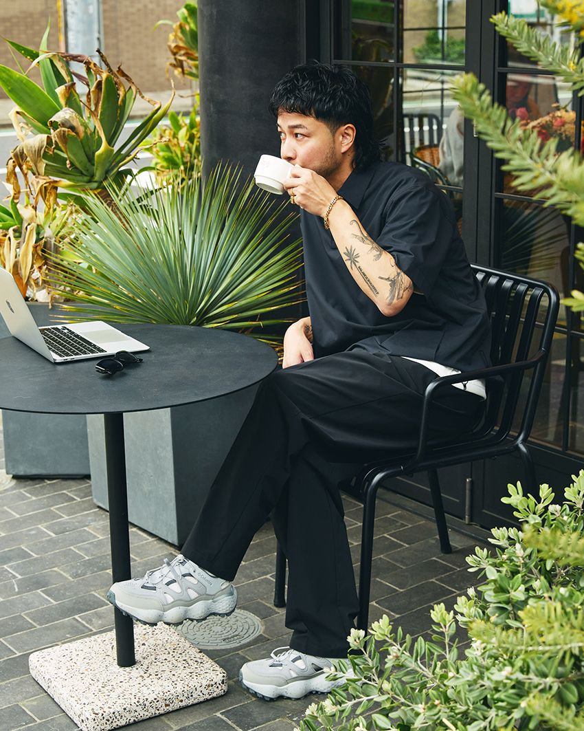 KENNY（ケニー）●北海道生まれ。バンド「スパイシーソル」を経て、2024年より３人組ユニット「MUUDO（ムード）」のボーカル／ギターとして活動。ソロとしても音源の配信や楽曲提供などを精力的に行っている。４月22日にはソロ名義のアルバム『IN MY HEART〜壱との遭遇〜』がリリース。現在は、茅ヶ崎と都内を拠点に、楽曲制作の傍らサーフィンを楽しむ毎日。シューズ「スライブ リバイブ シャンダル」1万3970円／コロンビア、ポロシャツ 1万4300円、パンツ2万3100円／ともにコロンビアブラックレーベル（コロンビアスポーツウェアジャパン　0120-193-803）