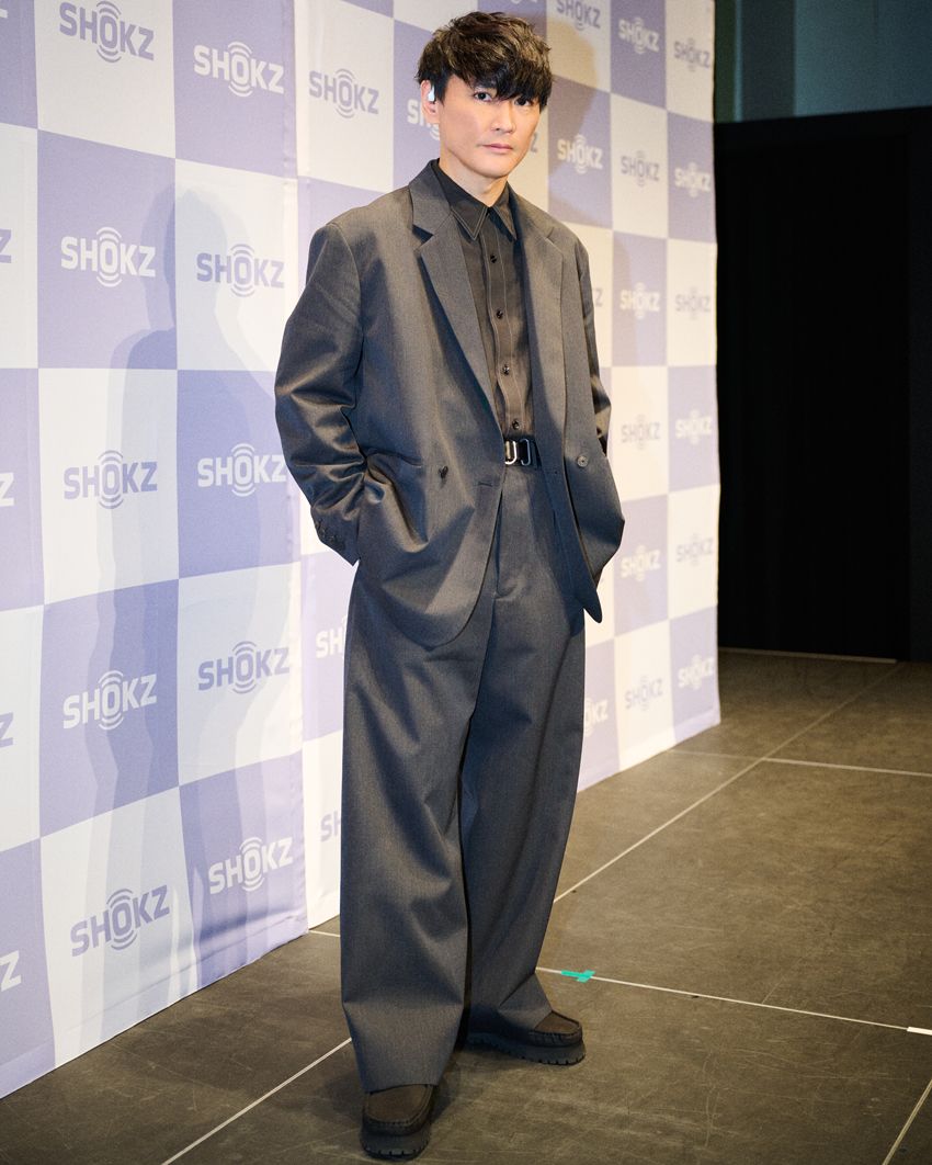 ジャケット「Three Button Jacket」、パンツ「Elastic Pant」＝ともにEVAN KINORI（keg_tokyo）　