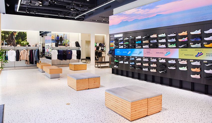 東京マラソン初開催の2007年に誕生したアシックス初の直営店（ちなみにアシックスは第一回からのオフィシャルパートナー）。昨年リニューアルオープンを果たし、ランニング用品に加えライフスタイル部門を充実。足型を計測する最先端機器も導入し、より多くのゲストに寄り添う店舗へと進化を遂げた。